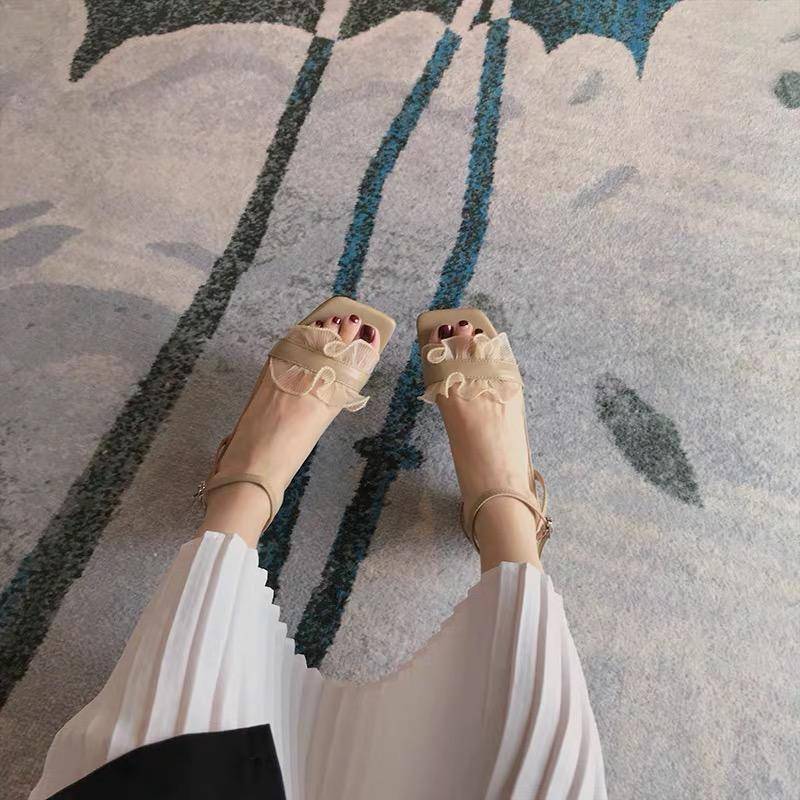 夏天凉鞋穿搭出高级感,三伏天穿凉鞋