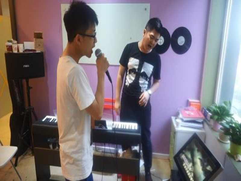 唱歌的时候声音要怎么发才好听,唱歌时怎么才能发好高音