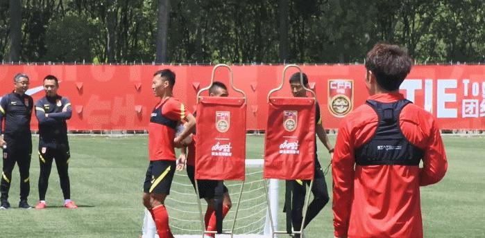 国足不过520改玩对对碰，游戏放松活跃气氛，4对组合谁表现更好