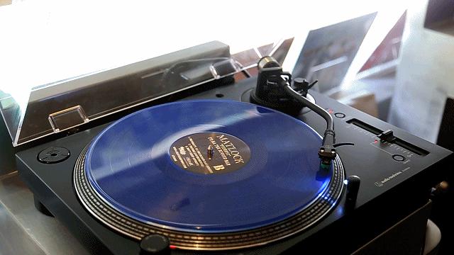 天河“精神避难所”，卖黑胶味的咖啡特调