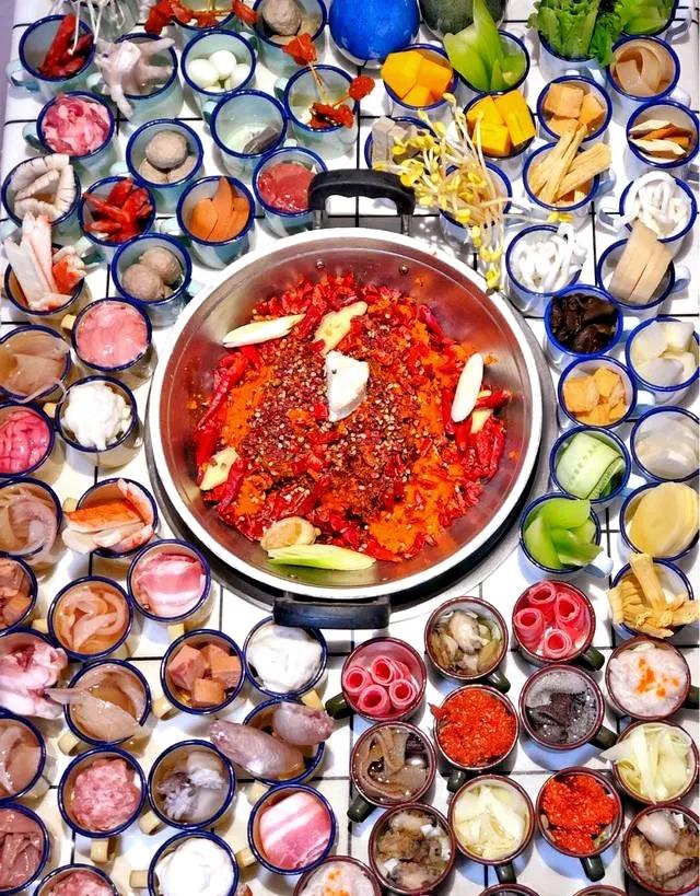 重庆火锅一整桌,重庆火锅一桌格子菜