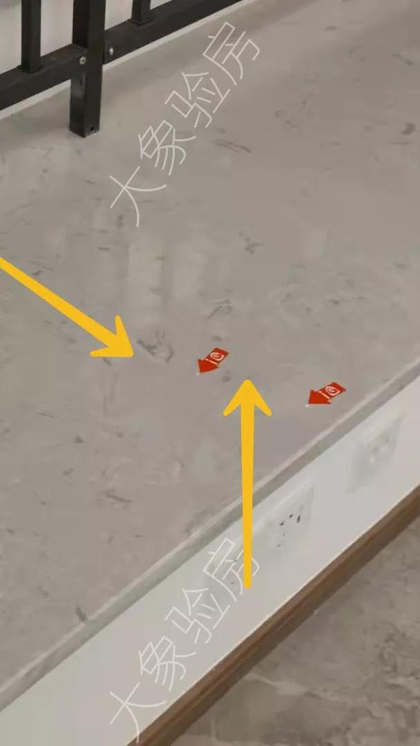 收房发现墙顶维修痕迹,精装房交房时踢脚线乳胶漆脱落