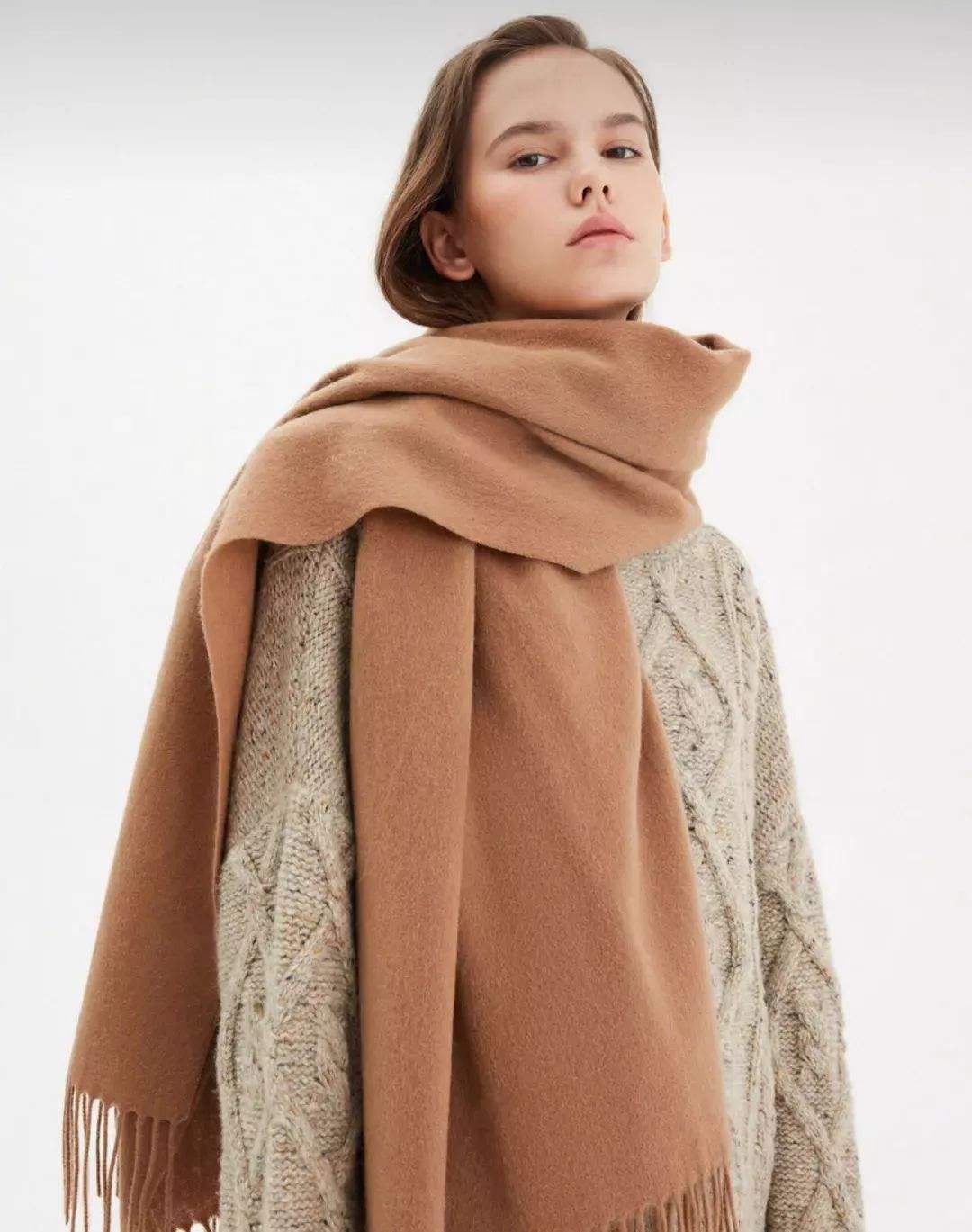 围巾怎样系秒变内搭,围巾自己织的怎么系