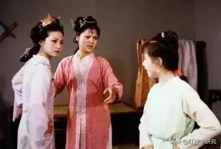 十八岁女孩卖衣服,女大十八岁