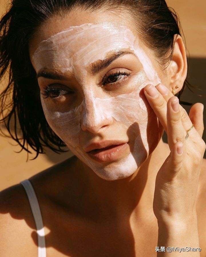 用护肤品刺痛脱皮,皮肤缺水擦护肤品刺痛