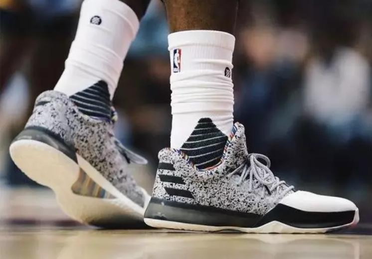 高帮篮球鞋不容易崴脚吗,为什么篮球鞋那么耐磨