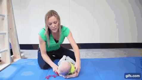 教宝宝翻身的正确方法,婴儿三个月翻身教程