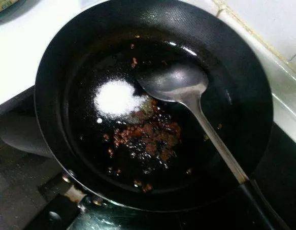 冰糖怎么炒不发黑,冰糖一炒就黑