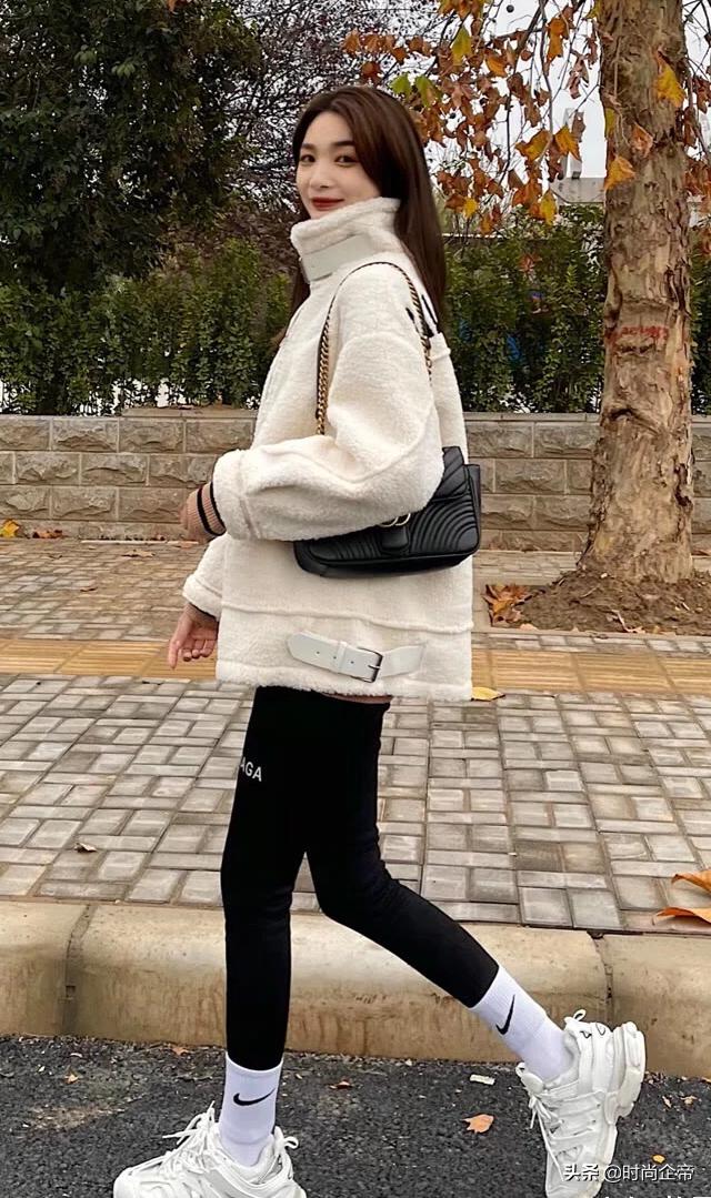 最近爆火的鲨鱼裤这样穿更时髦,今年流行的鲨鱼裤保暖