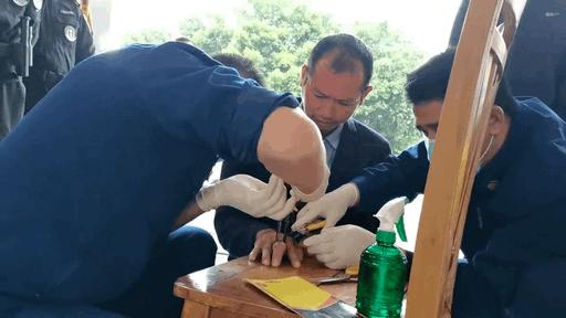 女子戒指卡手手指腐烂,男子戒指卡手消防救援巧脱险