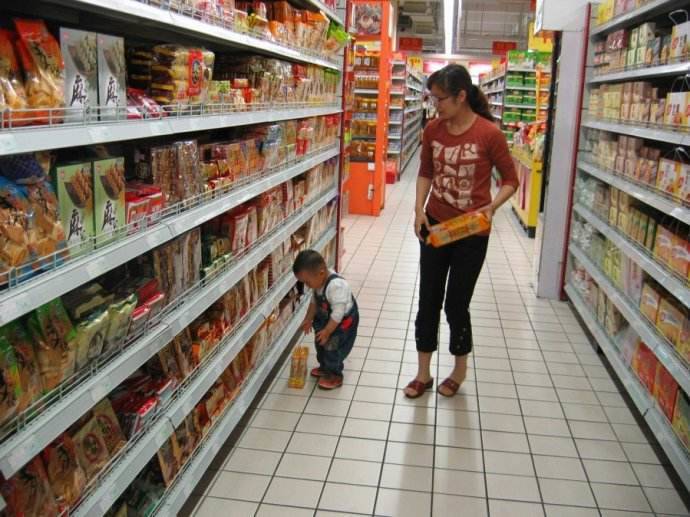 孩子见到什么东西不给买就哭,孩子什么都想要不给买就哭闹