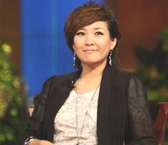 李静女儿罕见晒白裙美照,李静晒与16岁女儿合照