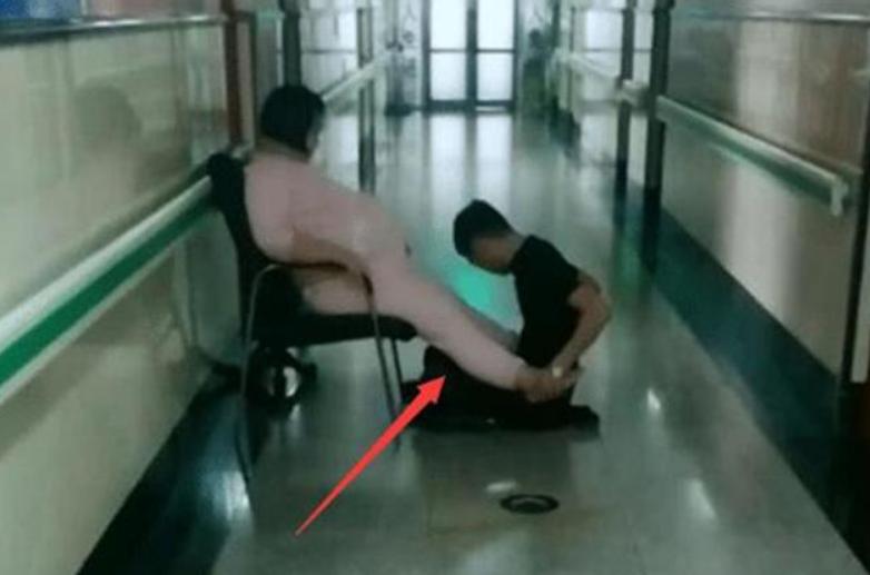 妻子临产路上丈夫做法大快人心,老婆开宫口的时候应该做些什么