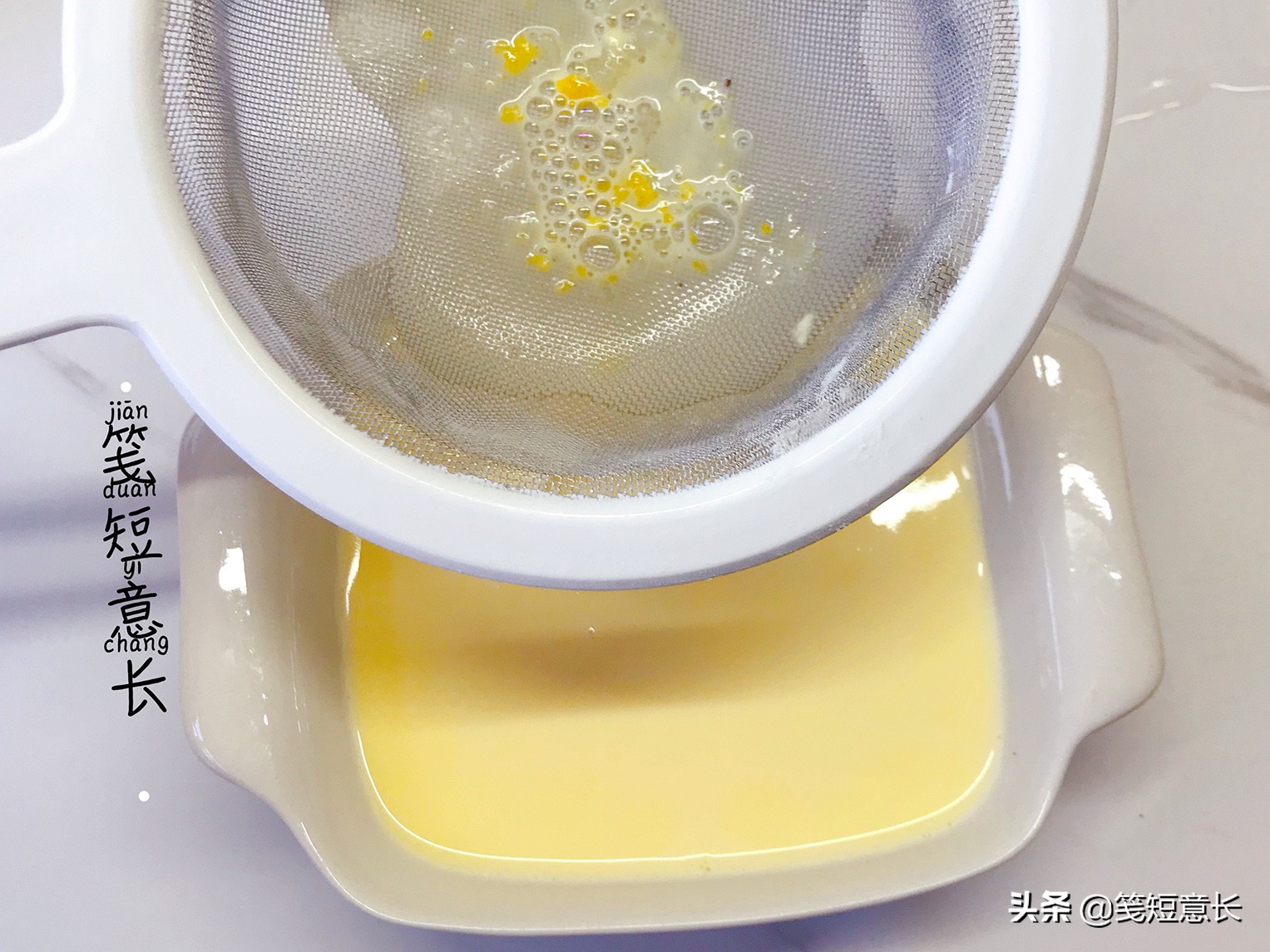 1盒牛奶2个鸡蛋，3步就能做出香浓嫩滑的布丁，比鸡蛋羹营养足