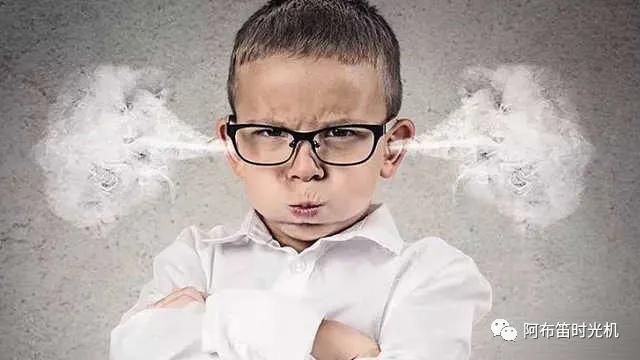 一小孩扔凳子砸老师,小孩扔凳子发脾气怎么教育