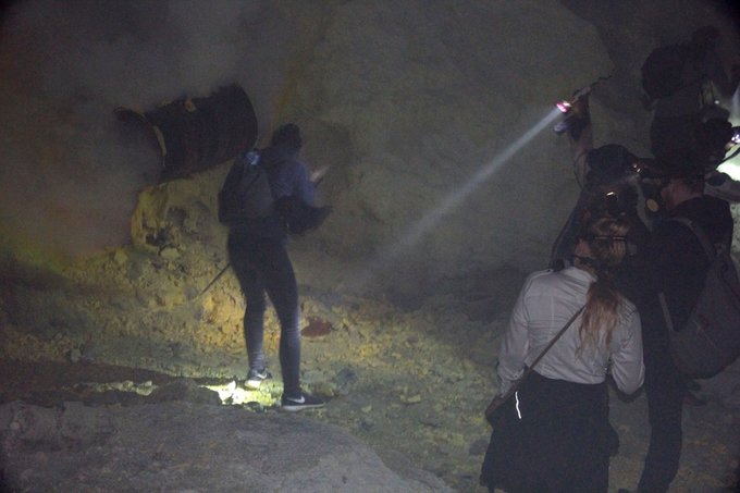 沐浴硫磺，追寻蓝火——印尼宜珍火山