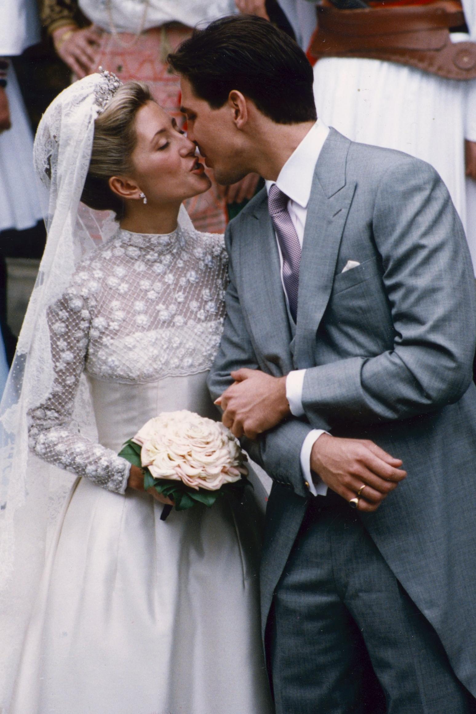 看了这些王室婚礼，原来王妃们佩戴头纱的方式，可谓百花齐放啊