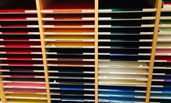 现在,全靠霓虹文具给我带来工作归属感