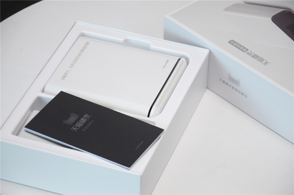 将电影院放进口袋里？天猫精灵“小白盒”便携智能投影仪评测