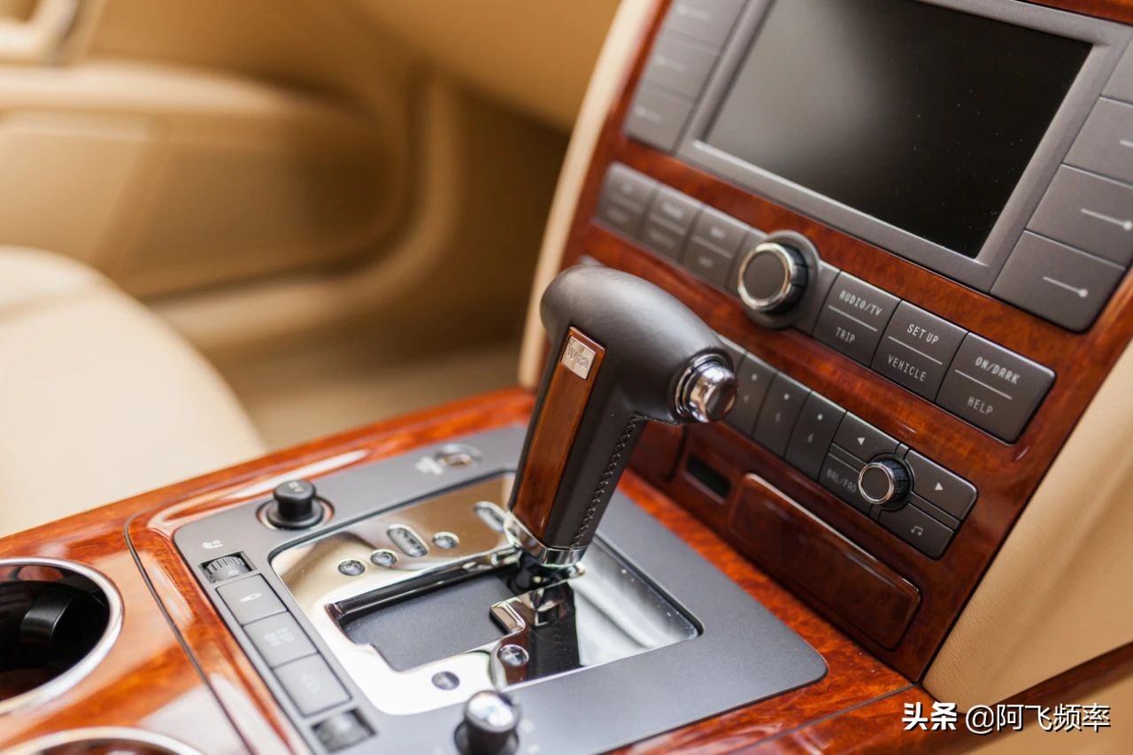 辉腾w12香港牌,辉腾w12标志