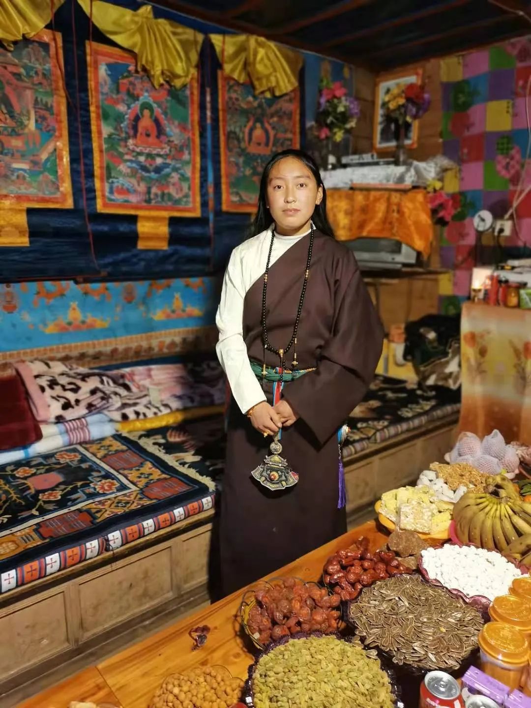 《白玉藏绣传承人扎西色郎》