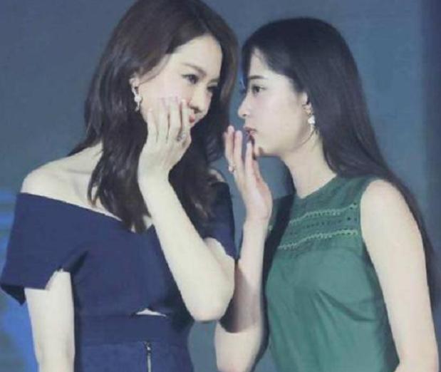 欧阳娜娜和戚薇出席活动，站姿暴露：“少女胯”和“妇女胯”差别