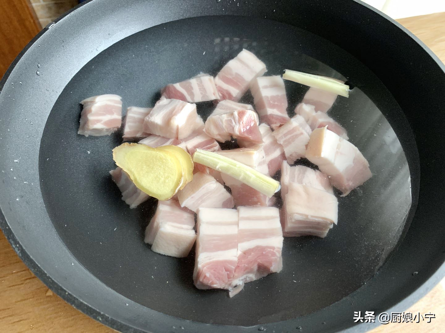 红烧肉不要猪皮的做法,做红烧肉猪肉忘记焯水了