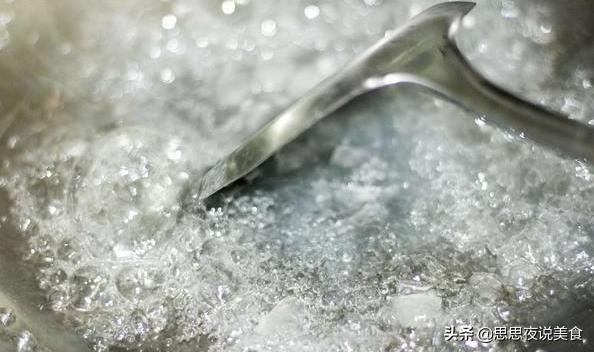 炒糖色不发苦的秘诀,炒糖色用水最正确的方法
