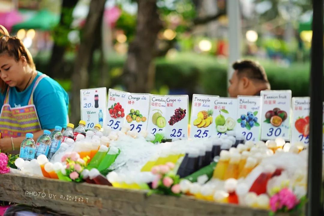 美国艺术家老夫妇定居苏梅岛十年，教游客画垃圾桶，唤醒环保意识