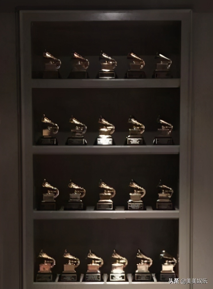 超级网红卡戴珊被曝与侃爷离婚,卡戴珊和侃爷情感事件