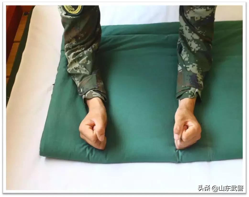 四折军被叠法小技巧,四折军被的叠法图