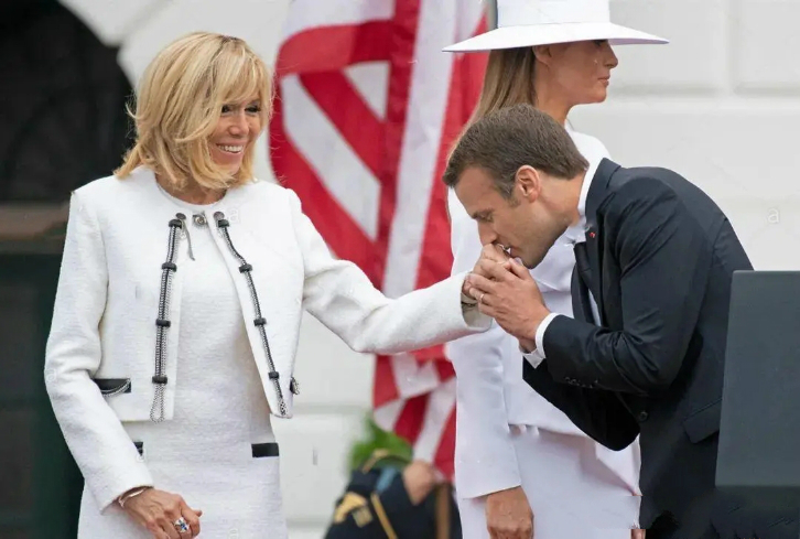 法国总统真Man!跟大25岁老婆出海频繁秀肌肉,布丽吉特一脸漠然