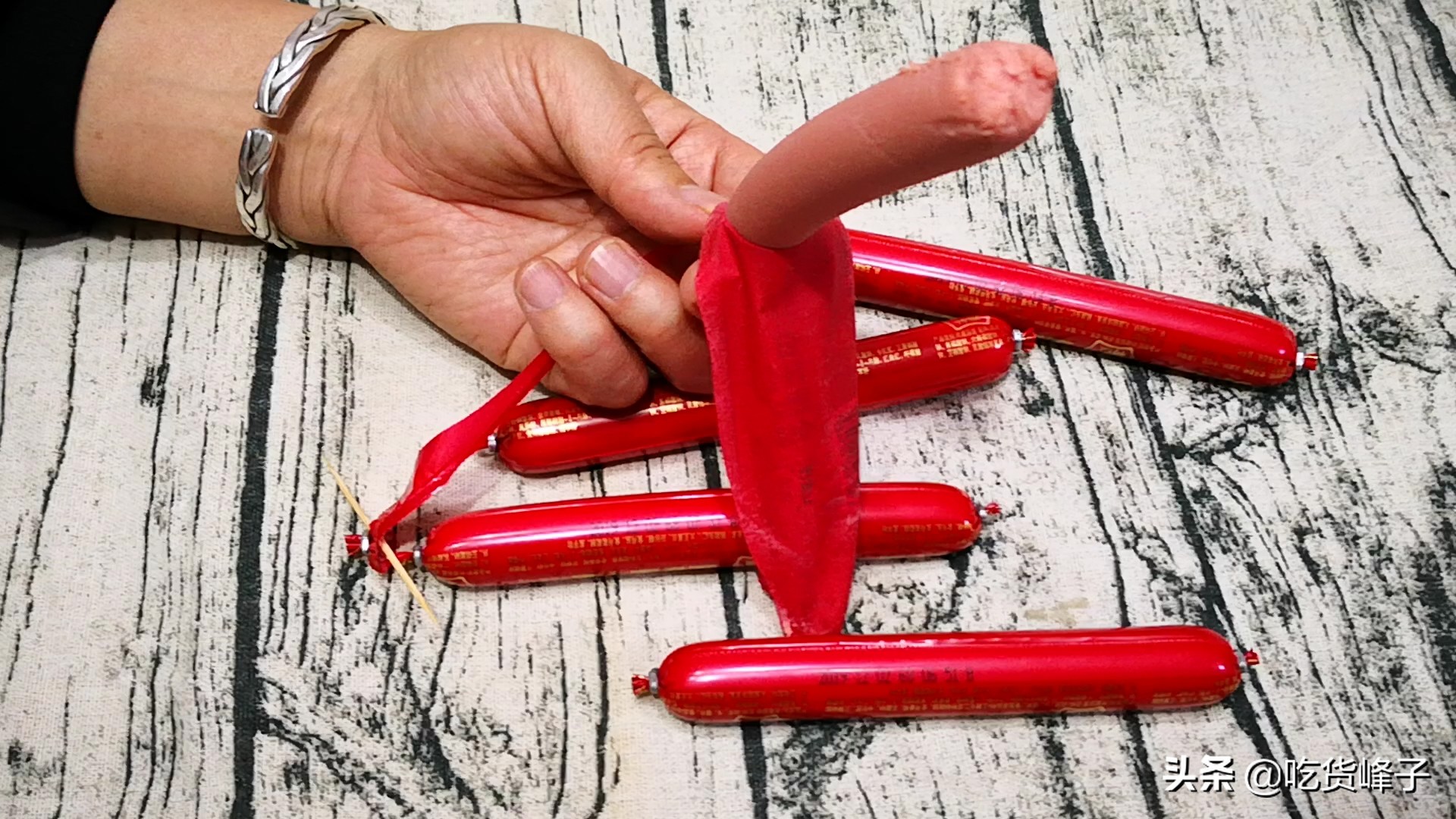 火腿肠有个小机关一碰就开,火腿肠封口有机关轻轻一拉就开