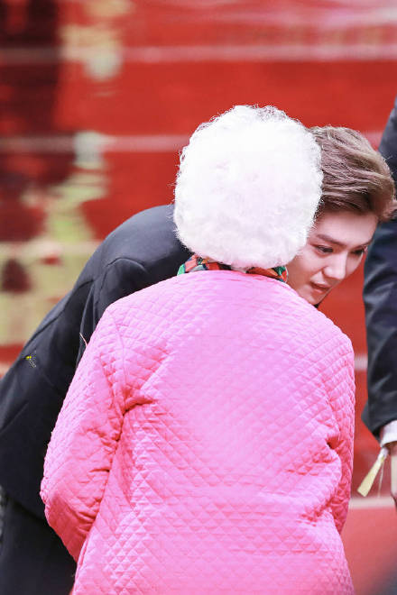 鹿晗跟谁谈恋爱,鹿晗谈怎么和关晓彤认识的