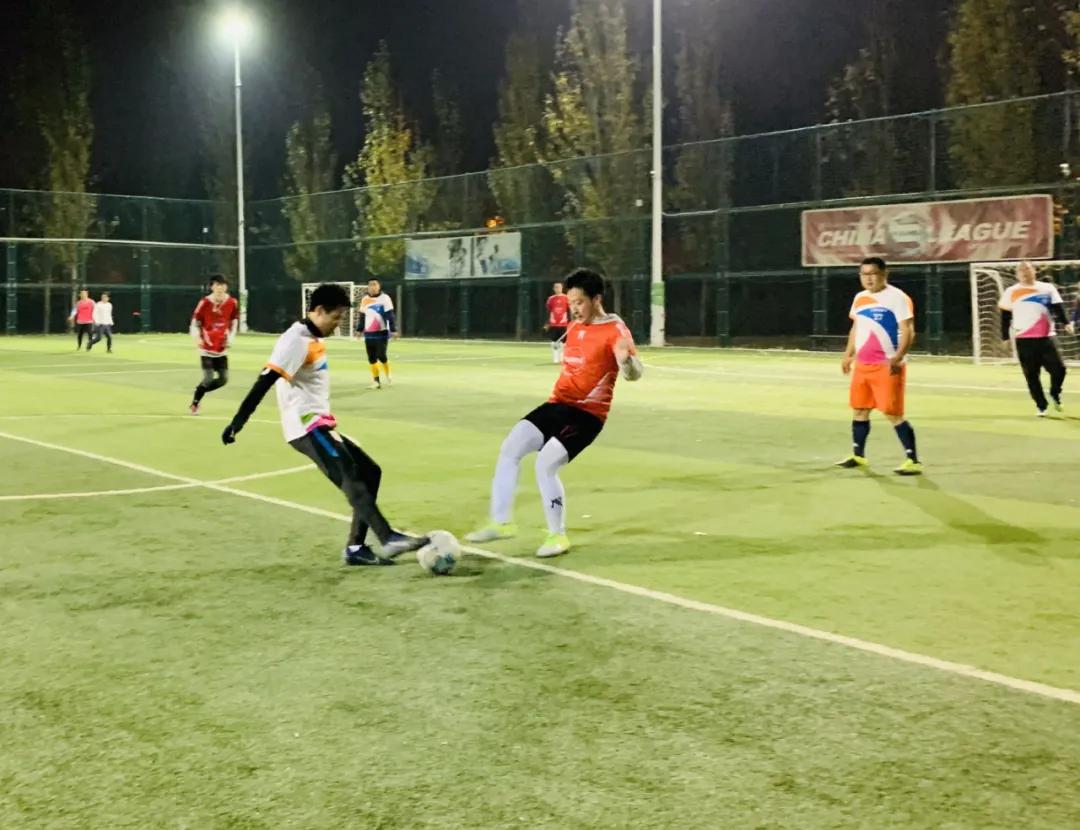 足球联赛熠熠的光,足球比赛秀脚感