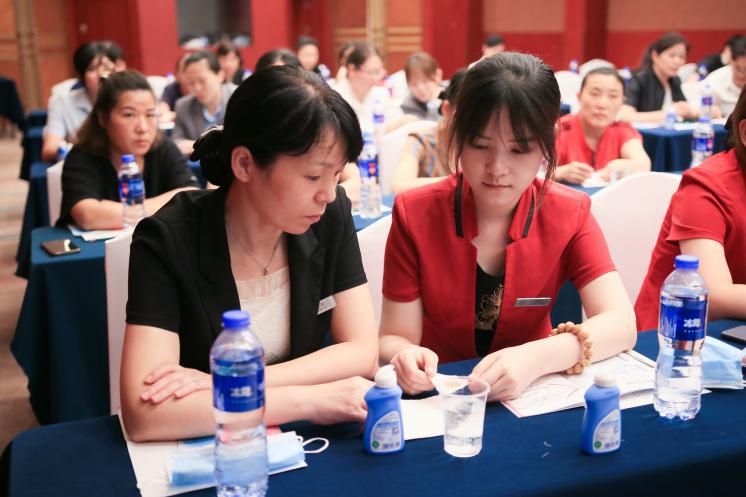 南京天丰大酒店开展“智慧女性，智慧妈妈，七彩生活”专题讲座活动