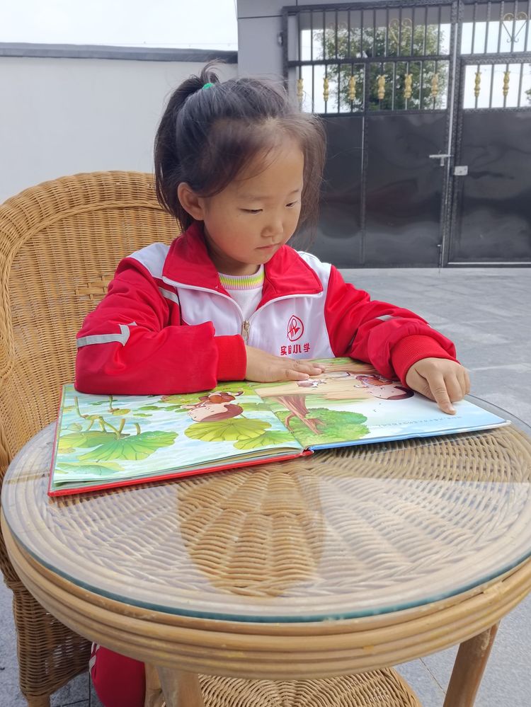 同读一本书，精彩齐绽放——汉中市实验小学“小小朗读者”王若溪