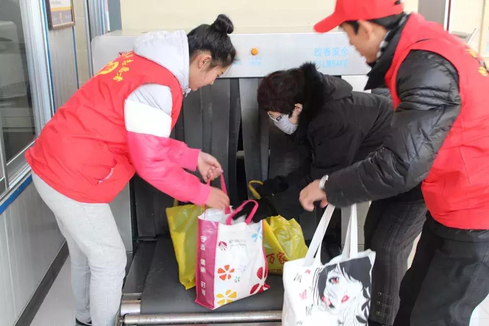 白银：爱心志愿者成为汽车站春运一道最亮风景线