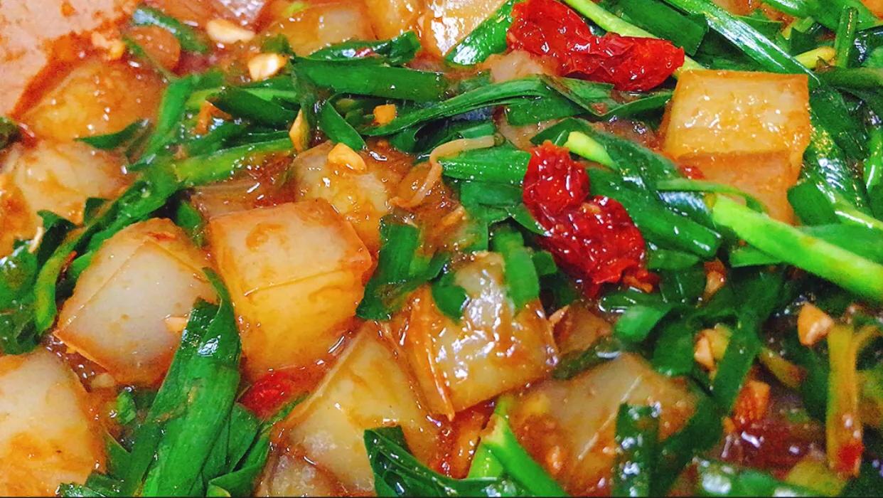 蒜炒凉粉的家常做法,炒凉粉放蒜香粉