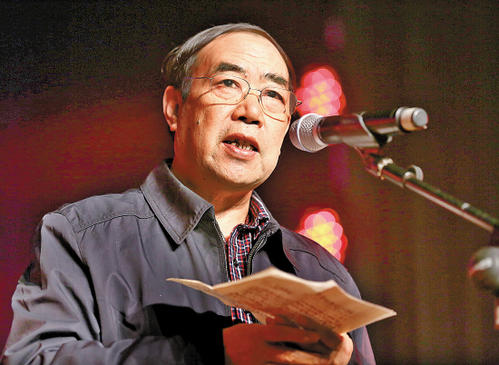 贾平凹题错字被无情嘲讽，莫言错字后却被大笑原谅，网友：看态度