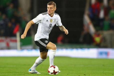 哪些球员左右脚特别均衡,左右脚均衡的现役前锋