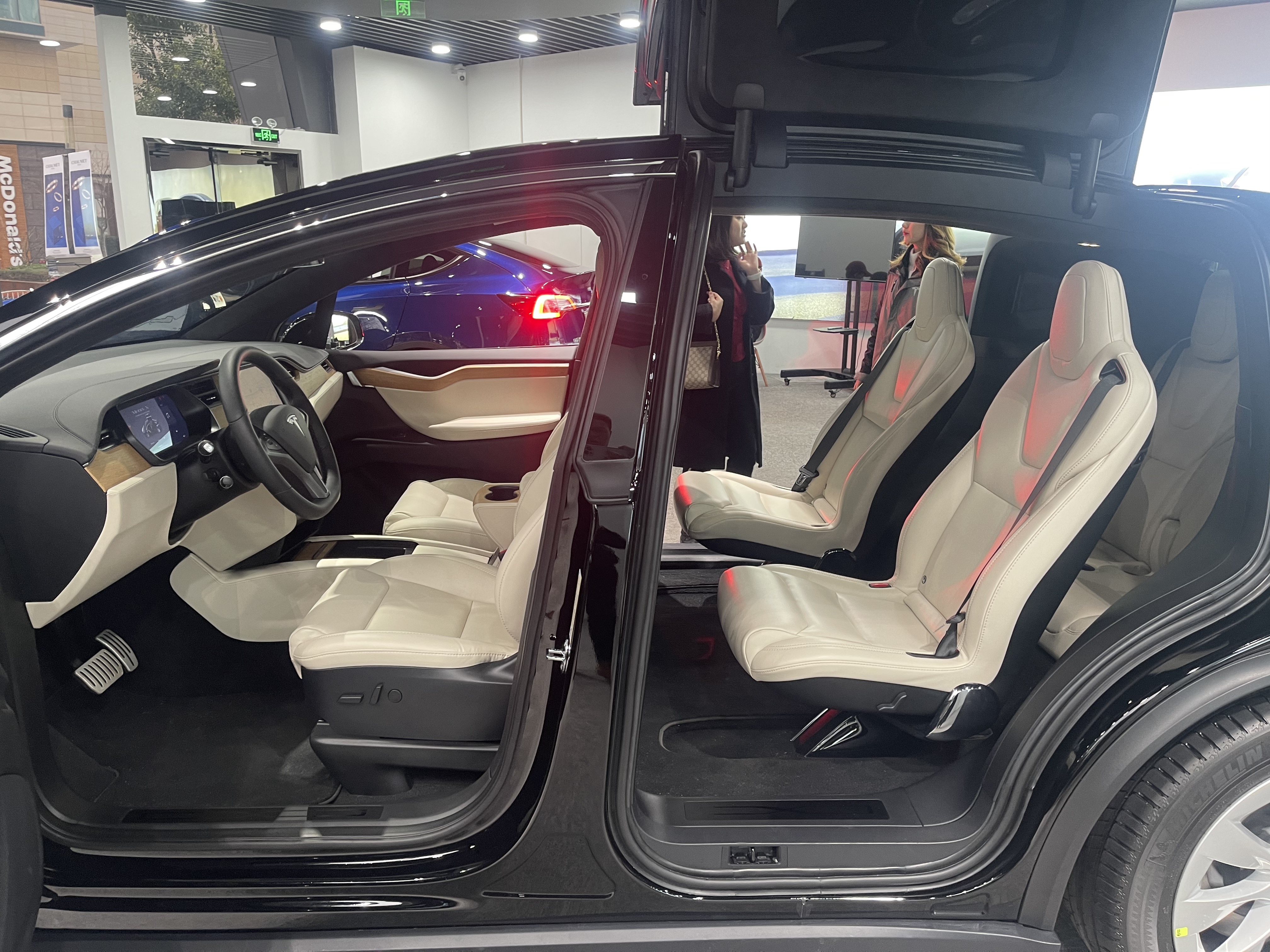 特斯拉鸥翼门三排七座,全新掀背造型特斯拉