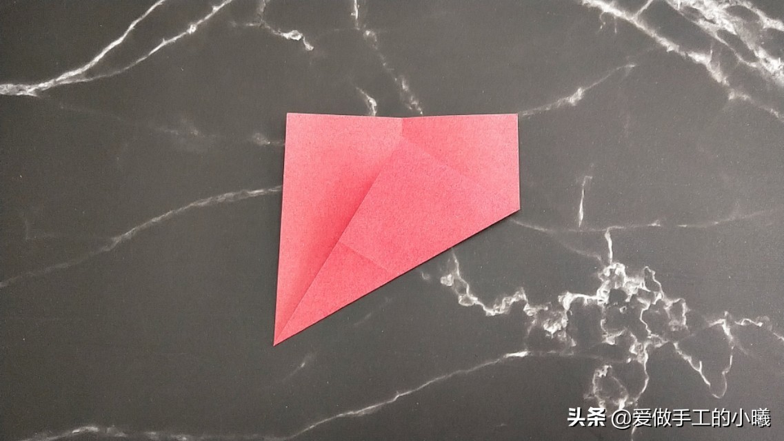 玫瑰花正方形折纸教程图解,怎么样用折纸叠出来简单的玫瑰花