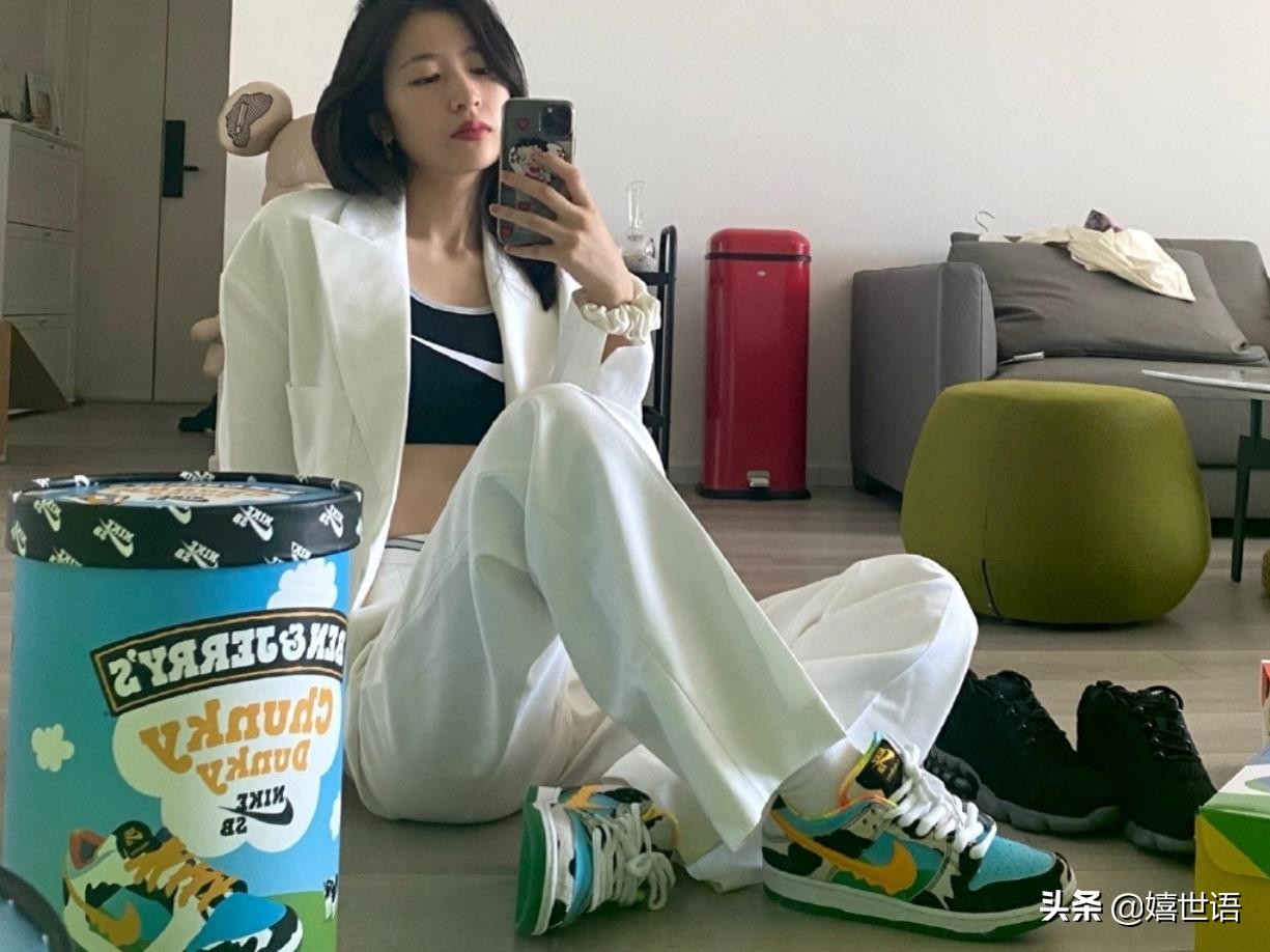周雨彤穿板鞋图片,周雨彤spell牛仔裤穿搭