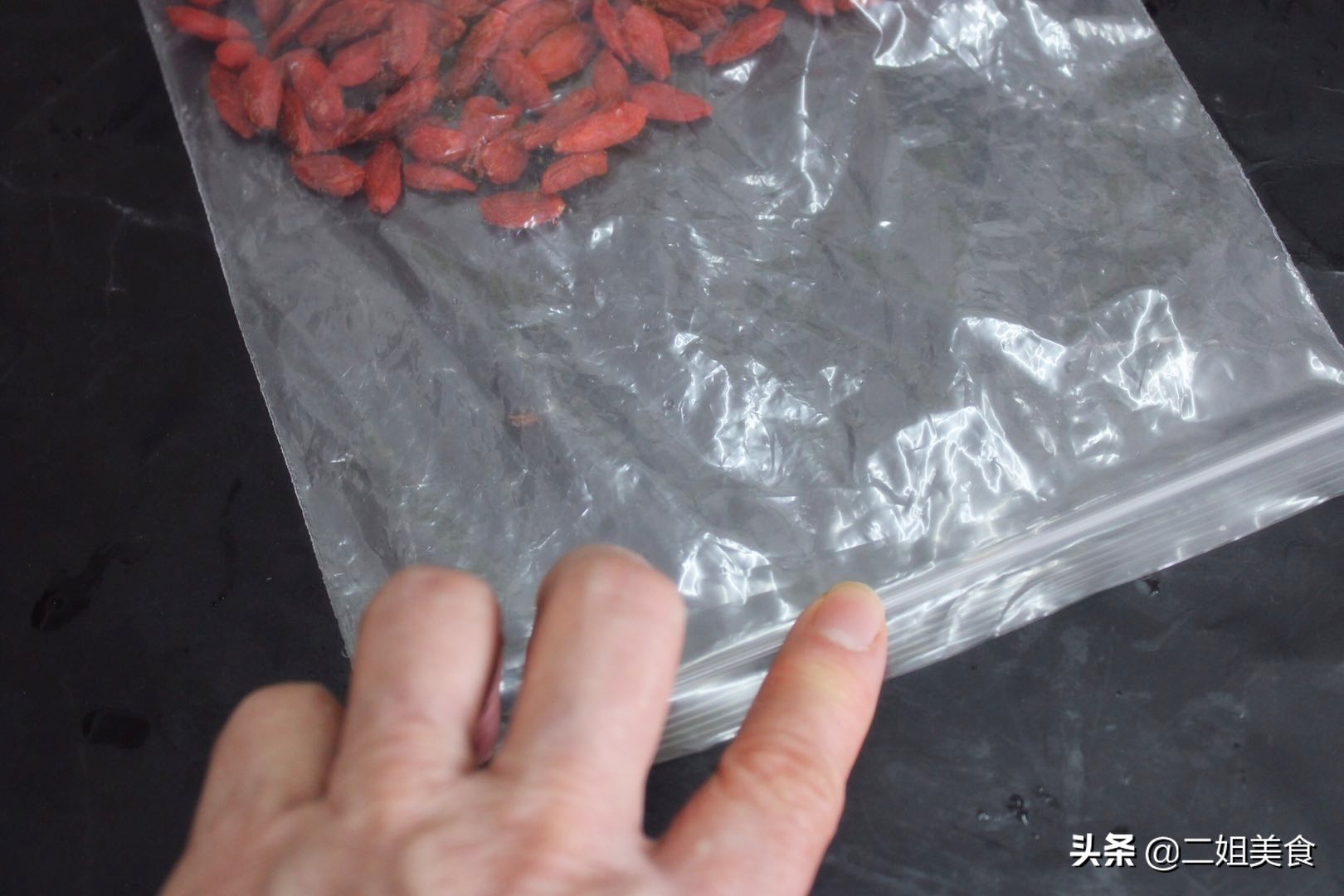 枸杞有点潮湿可以用烤箱烤干吗,枸杞存放不当容易发粘发霉