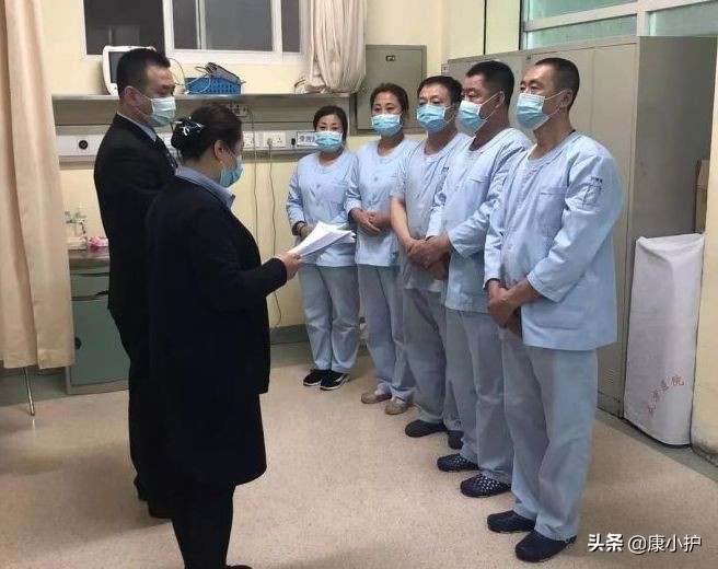 即使手指已弯曲变形，患者仍努力尝试为泰心康护护理员竖起拇指