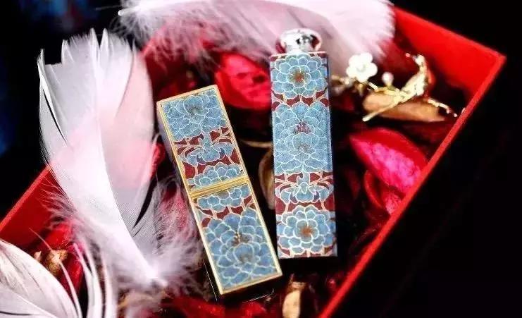 999皮炎平值得买吗,999皮炎平口红测评