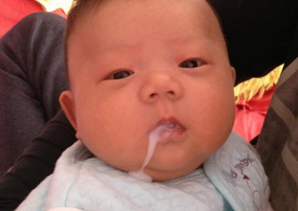 宝宝吐奶拍背的正确方法图解,宝宝吐奶呛奶拍背