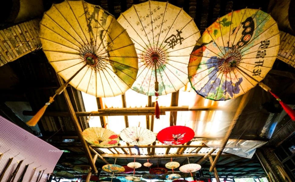 撑一把油纸伞邂逅于江南断桥边,撑一把油纸伞走在悠长的古巷