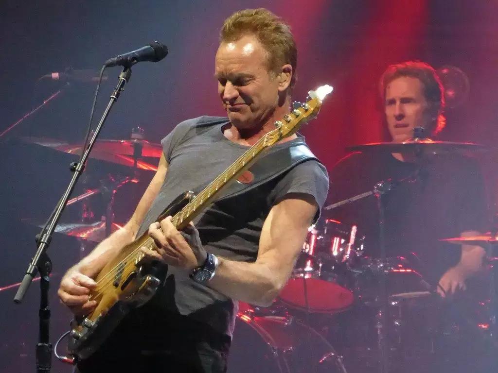 纽卡斯尔，店主为我弹奏了一把十万元的吉他